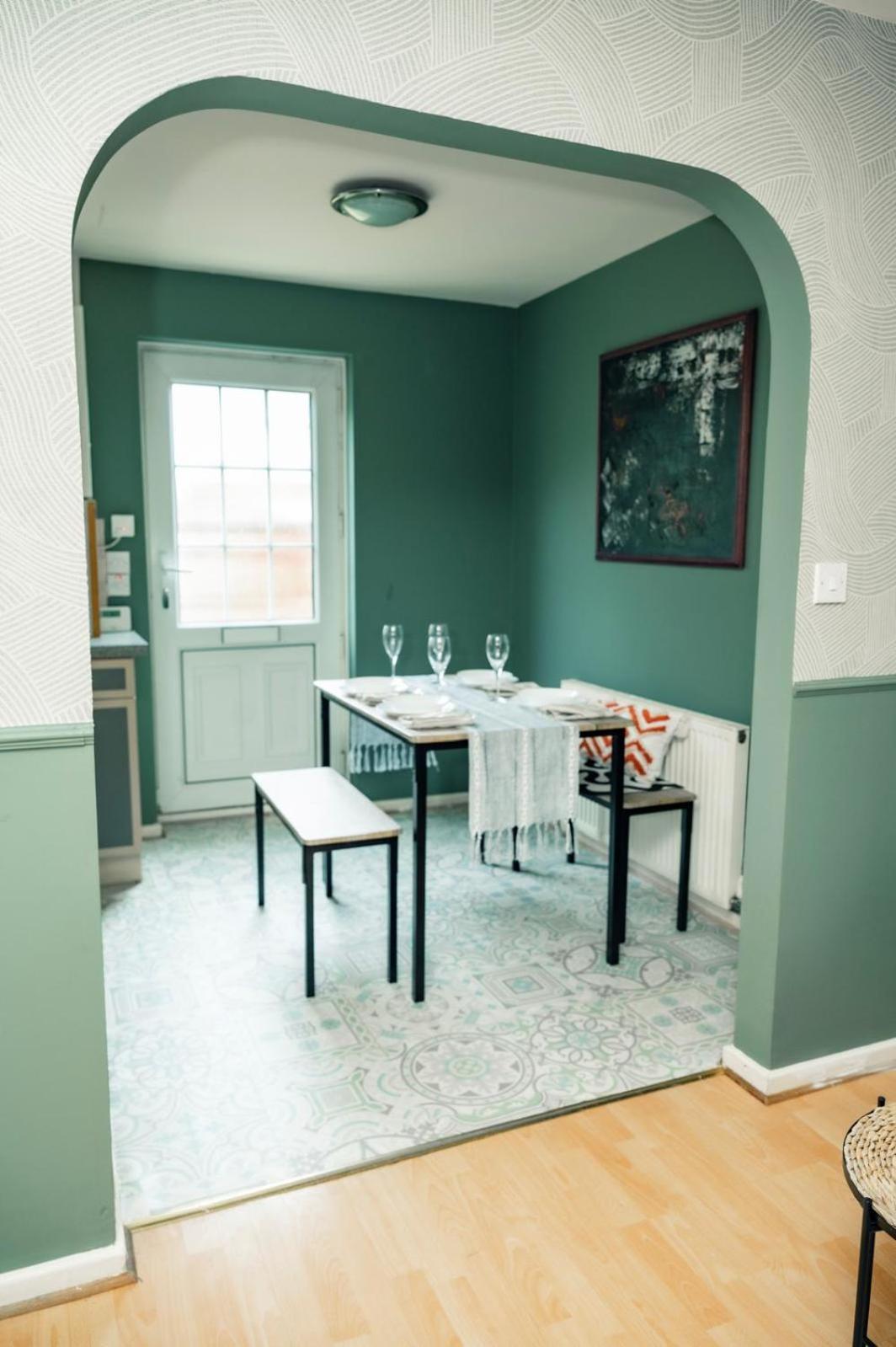 Holiday home Stylish 2-bedroom Perfect For Families And Couples *